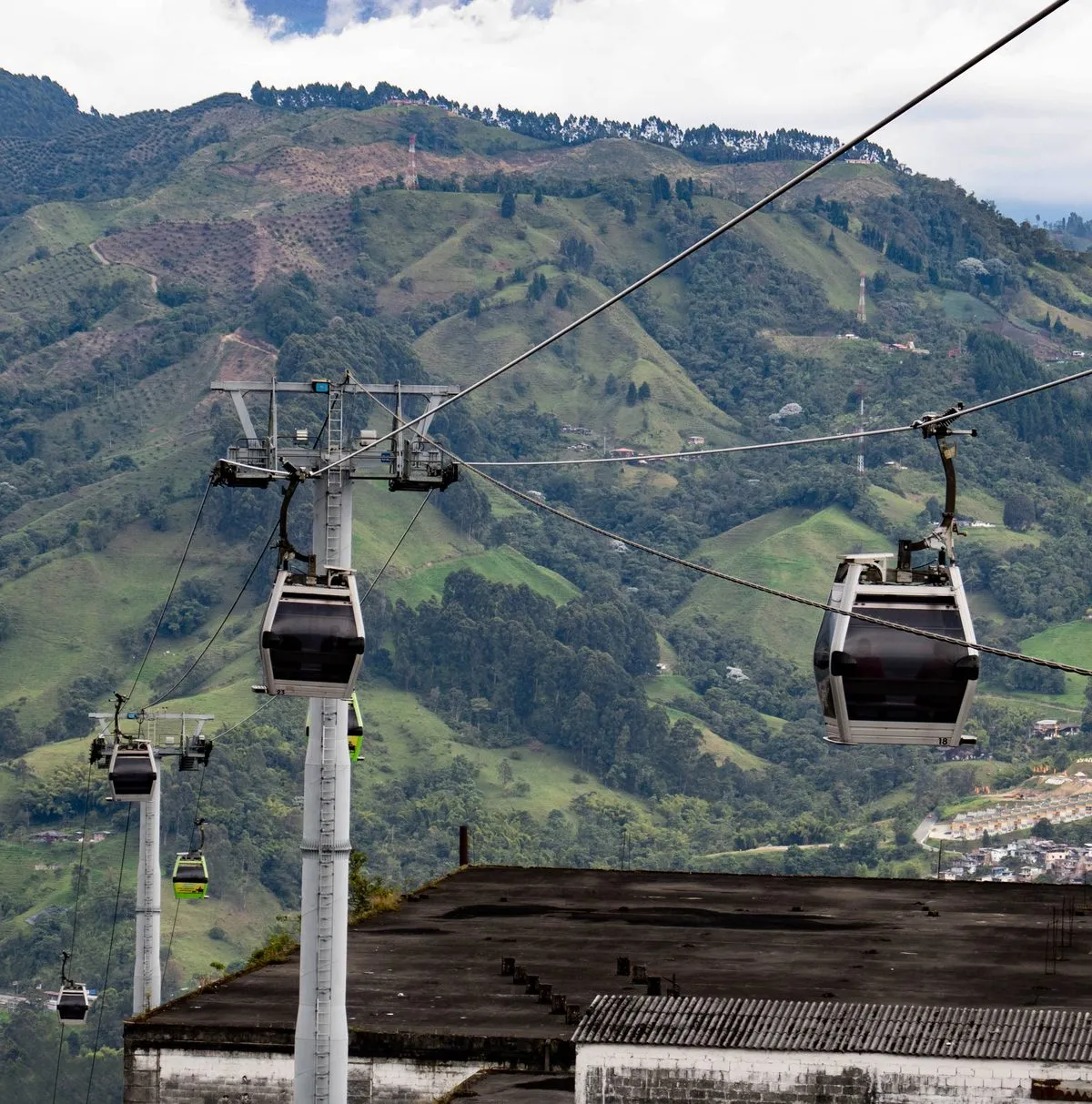 Cabinas del cable aéreo de Manizales frente a las montañas de Caldas