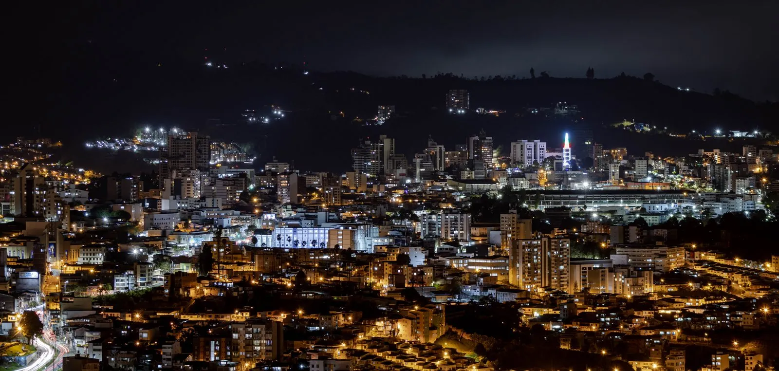 Manizales de noche, con la ciudad iluminada bajo la montaña
